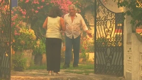 Ehepaar trotzt den Flammen