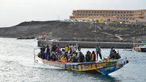 280 Menschen auf einem Holzboot