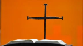 Dieb frühstückt in der Kirche und nimmt Bibel mit