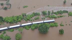 Zug bleibt mit etwa 800 Passagieren stecken