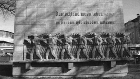 Zwischen Kreuz und Karitas