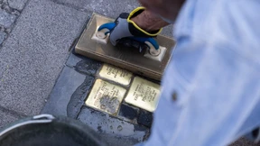 Frankfurter Stolpersteine werden geputzt