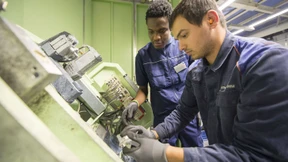 Weise verteidigt niedrige Jobhürden für Flüchtlinge