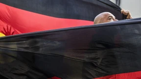 Jung, männlich, rechts