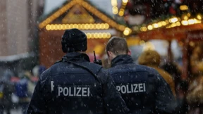 Glühwein trinken unter Polizeischutz