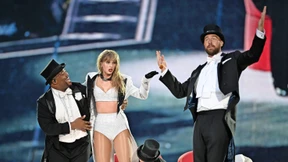 Travis Kelce überrascht die Fans bei Taylor Swifts Konzert