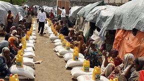 UN fliegen erste Hilfsgüter nach Somalia