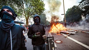 Unter schwarzen Kapuzen