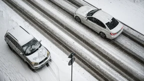 Autofahrer überfährt Fußgänger – drei Tote