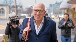 Schweizer Skandalbanker sitzt braun gebrannt auf der Anklagebank