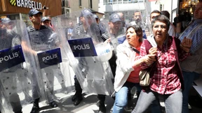 Hinter Gittern wegen eines Ölgemäldes