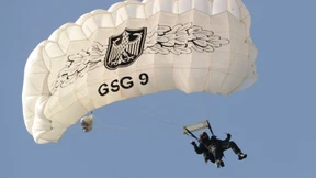 Ohne Uniform an der blauen Lagune