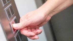 Zwölf Menschen stecken zwei Stunden in überladenem Aufzug fest