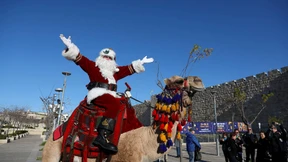 Hier kommt der Weihnachtsmann mit Kamel