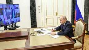 Mit Zettel und Stift verteidigt Putin die Internetblockade