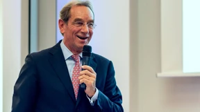 Gesucht: eine Frau auf Augenhöhe mit Feldmann