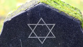 Vermummte Männer verwüsten jüdischen Friedhof