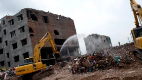 Retter finden Überlebende in Bangladesch