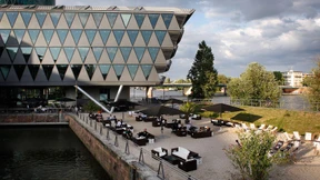 Fußball schauen mit Sand unter den Füßen