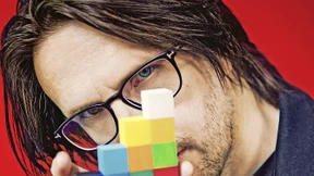 Ein Vogel auf dem Drahtseil