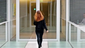 Westdeutsche Frauen passen sich im Job oft Ostdeutschen an