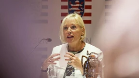 Ministerin Sinemus gibt Zeugnis in Auftrag