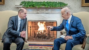 Der kleine mahnt den großen Bruder