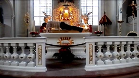 Liegestütze auf dem Altar
