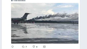 Flugzeug mit 100 Insassen legt Bruchlandung hin