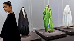 Sich bedecken, um sich zu zeigen