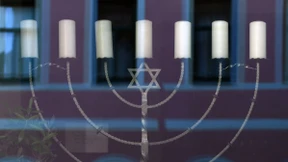 Antisemitische Schmierereien auf Synagoge und Schaufenstern