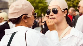 Der Look: Glatze, Hemd, Sonnenbrille, Bart