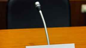 Ein Selfie mit dem Finger am Abzug 