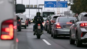 Als Motorradfahrer durchschlängeln – verboten oder notwendig?
