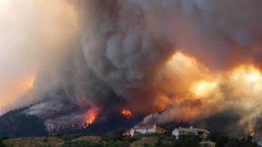 Wohngebiete gehen in Flammen auf