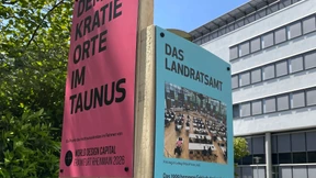 Eine Holzsäule macht noch keinen Demokraten