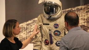 Mondsteine, Raumanzüge und Einstein-Bibel werden versteigert