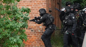 Spezialkräfte befreien entführte Frau aus Hangargebäude