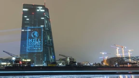 Aktivisten projizieren Forderung auf Zentralbank-Gebäude