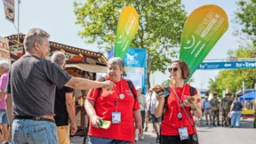 Wer sind die Helfer mit den roten Oberteilen?