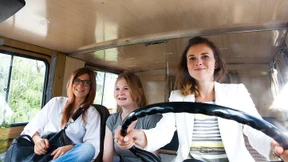 Drei Frauen räumen auf