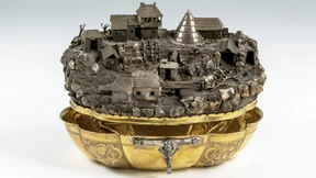 Kupferpracht von der Größe eines Tennisballs