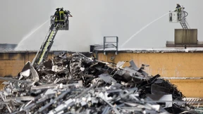 Explosionsgefahr durch Brand in Lagerhalle