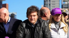 Argentiniens Präsident Milei mit Steinen und Flaschen beworfen