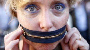 Gebannt im Widerspruch