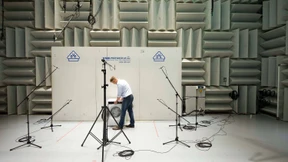 Männer, die auf Staubsauger starren