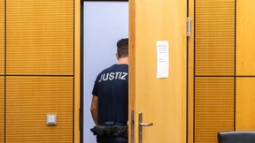 Junge Frau in Studentenwohnheim mit Messerstichen fast getötet