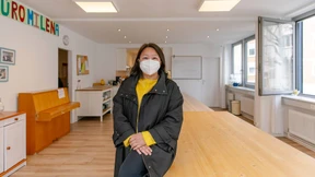 Alle Plätze am Tisch sind frei