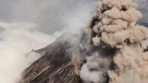 Eindrucksvoller Flug über rauchenden Vulkan