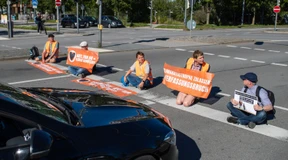 Mann ohrfeigt Klimaaktivisten bei Straßenblockade